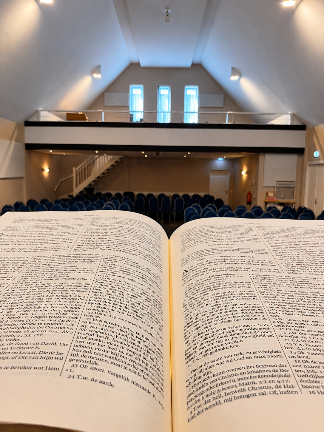 Opengeslagen Bijbel in de kerkzaal