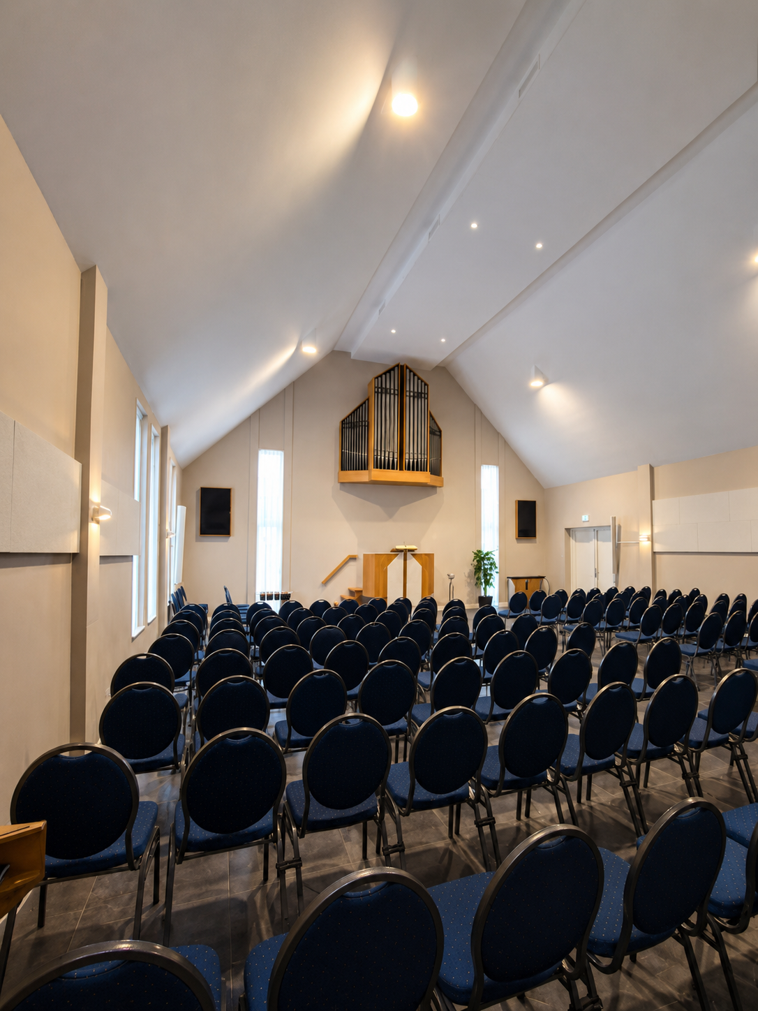 Interieur van de kerkzaal met orgel